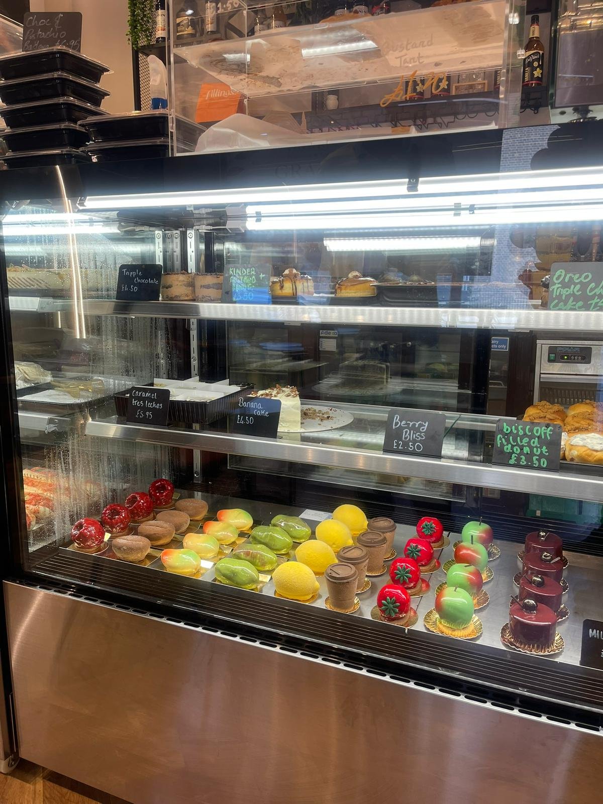 Fillings patisserie display case